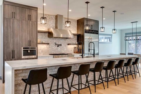 30 Roselawn Crescent NW Calgary AB T2K 1K6