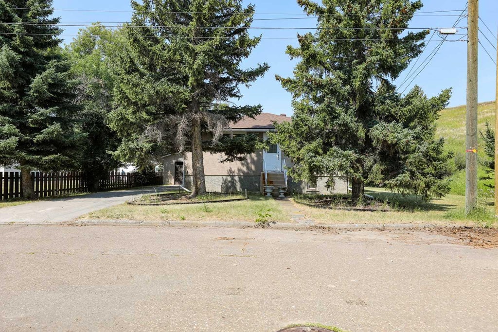 Photo of 1142 Coleman Avenue, Pincher Creek, AB T0K 1W0 (MLS # A2334038)