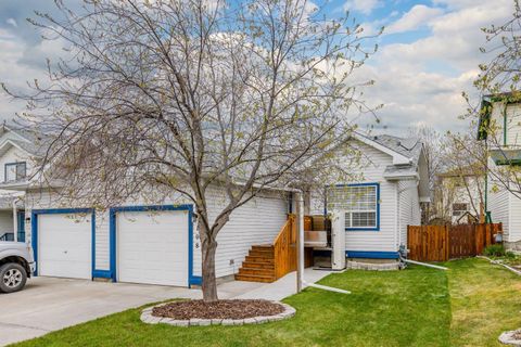 Photo of 108 Quigley Close, Cochrane, AB T4C 1S4 (MLS # A2292444)
