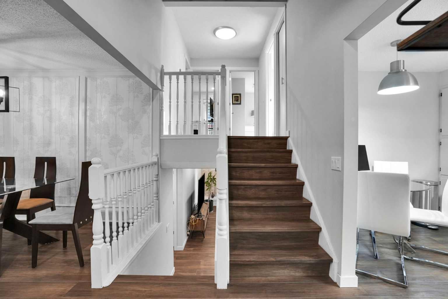 36 Coach Manor Rise SW