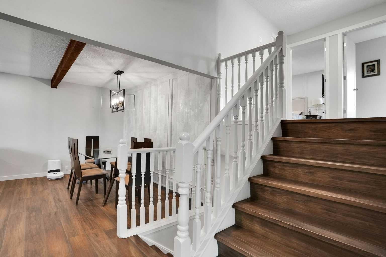 36 Coach Manor Rise SW