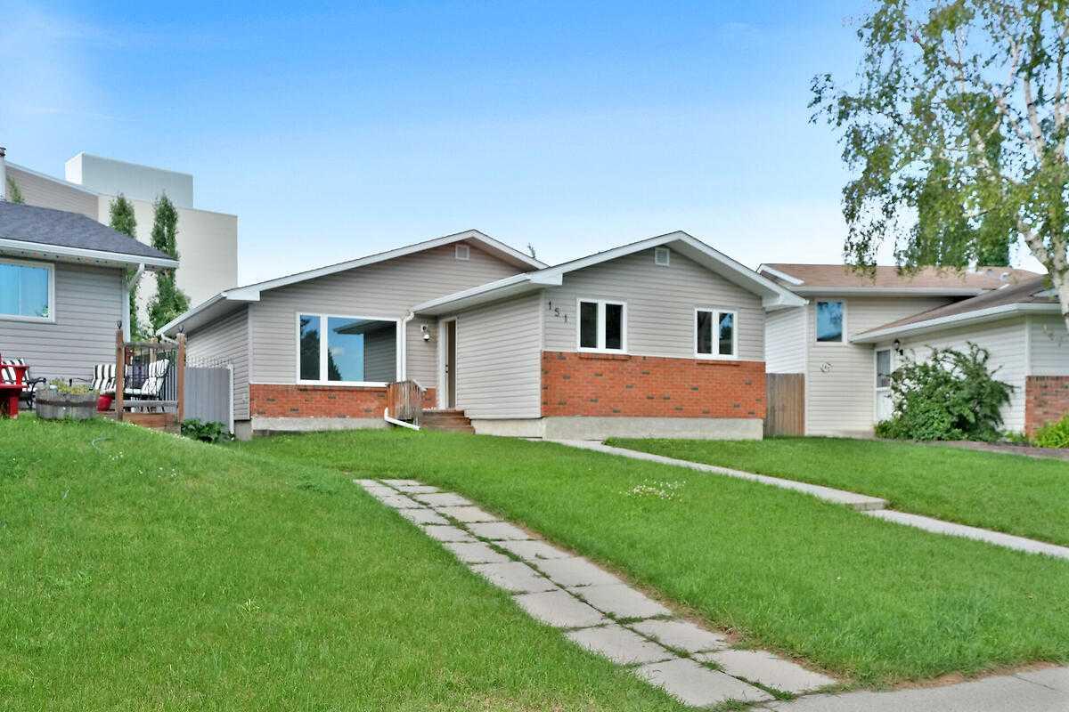 151 Midlawn Close SE