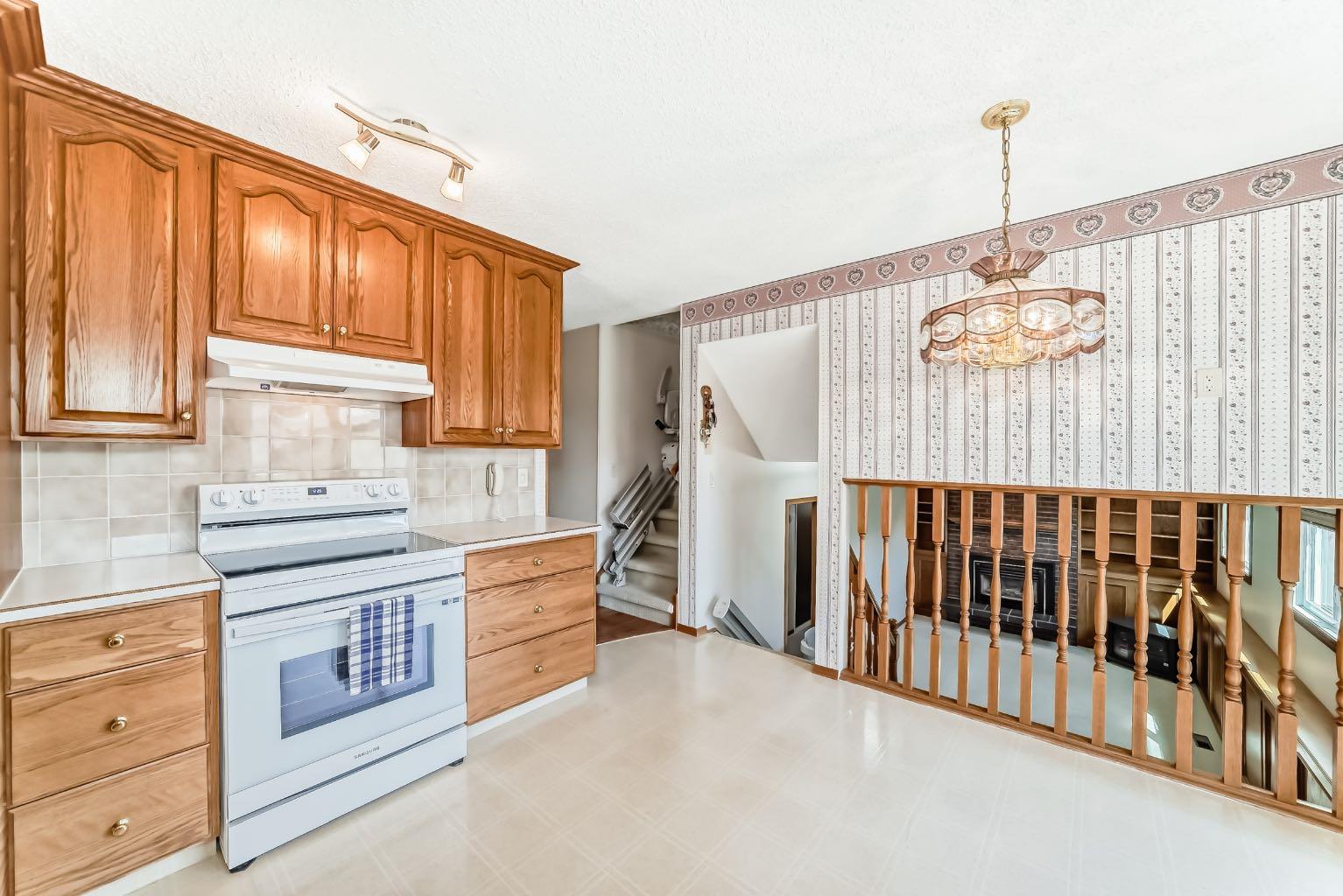 156 Whiteview Close NE
