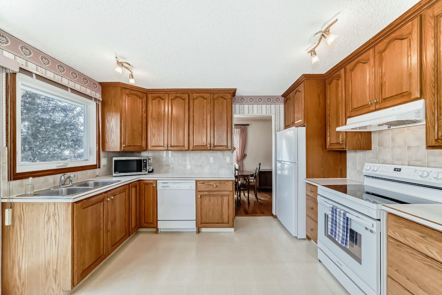 156 Whiteview Close NE
