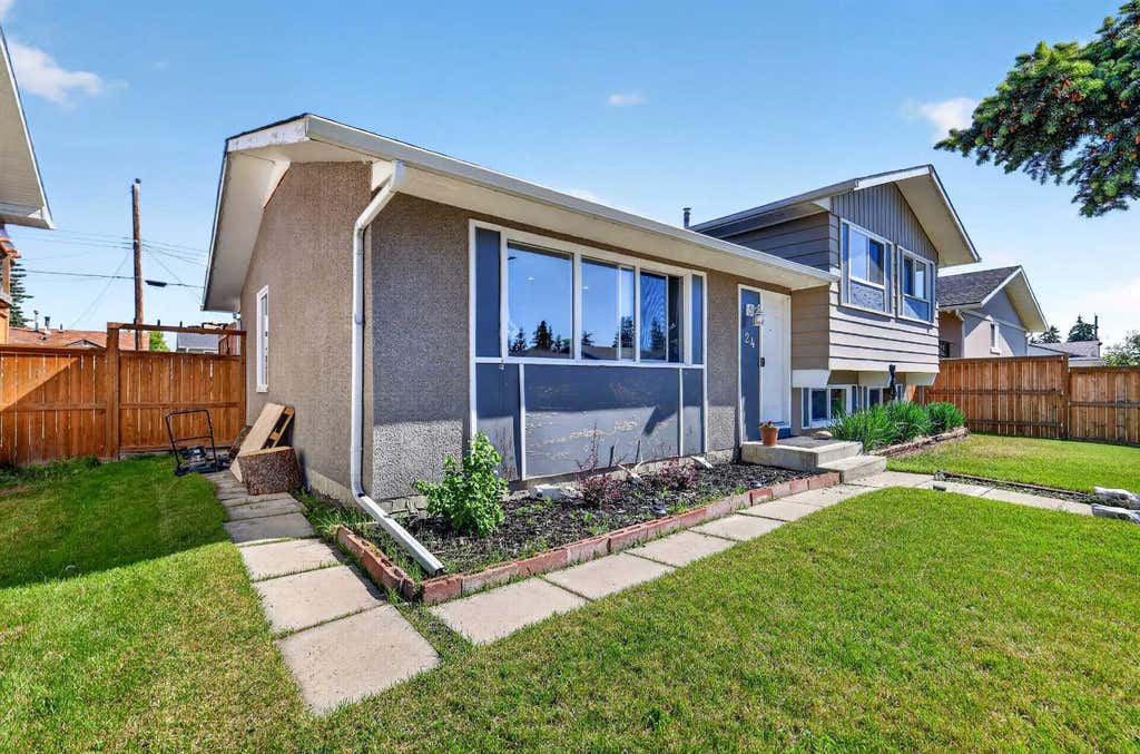Photo of 24 Penworth Crescent SE, Calgary, AB T2A 4C7 (MLS # A2338712)