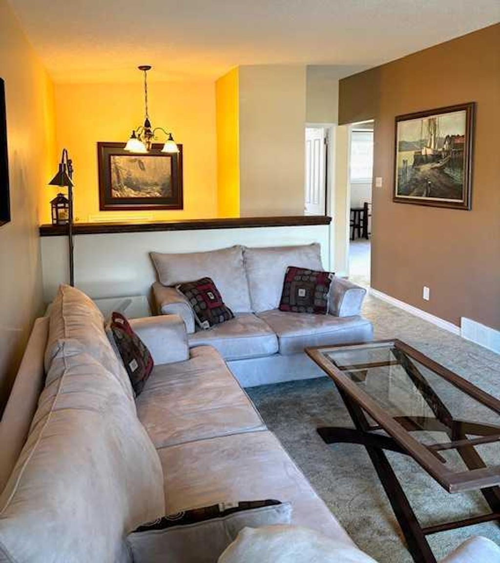 Photo of 1029 Great Lakes Road S, Lethbridge, AB T1K 3N7 (MLS # A2288923)