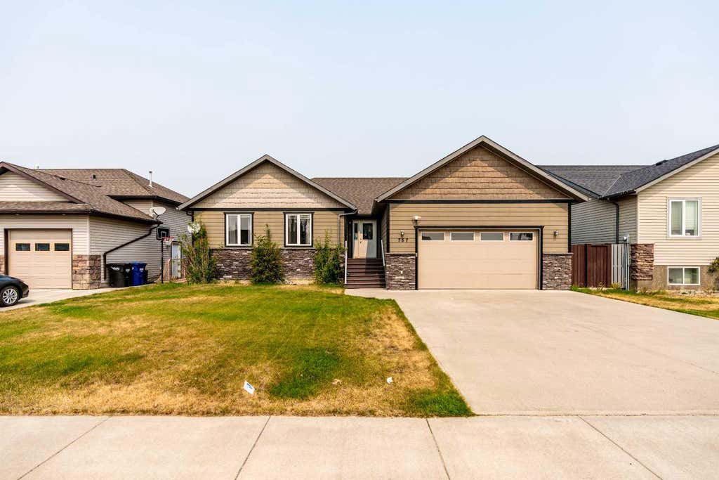 Photo of 757 27 Street, Fort Macleod, AB T0L 0Z0 (MLS # A2337124)