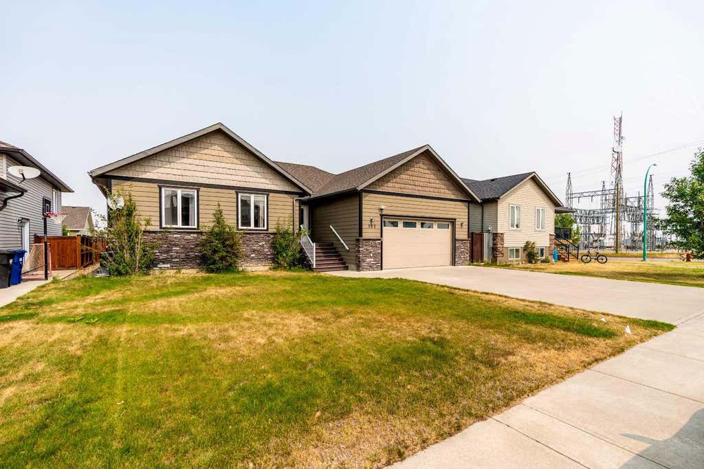 Photo of 757 27 Street, Fort Macleod, AB T0L 0Z0 (MLS # A2337124)