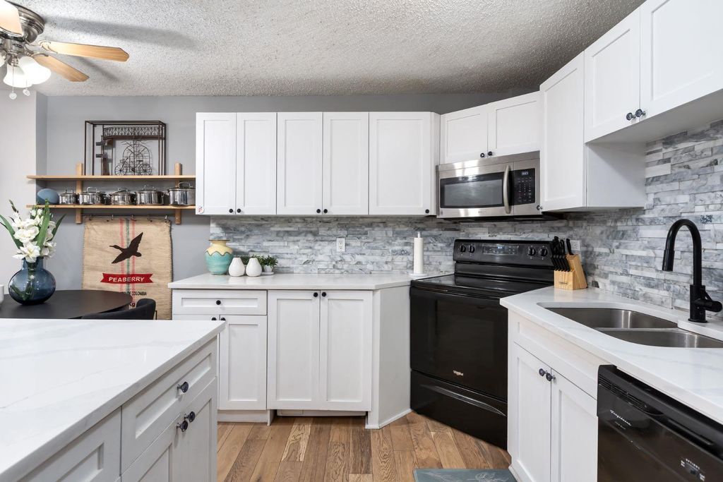 Photo of 528 Cedar Crescent SW #31, Calgary, AB T3C 2Y8 (MLS # A2285651)