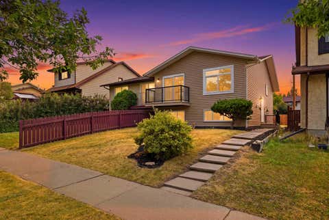 Photo of 1387 Berkley Drive NW, Calgary, AB T3K 1T5 (MLS # A2336046)