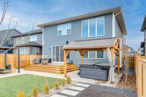 18 South Shore Bay Chestermere AB T1X 2R9