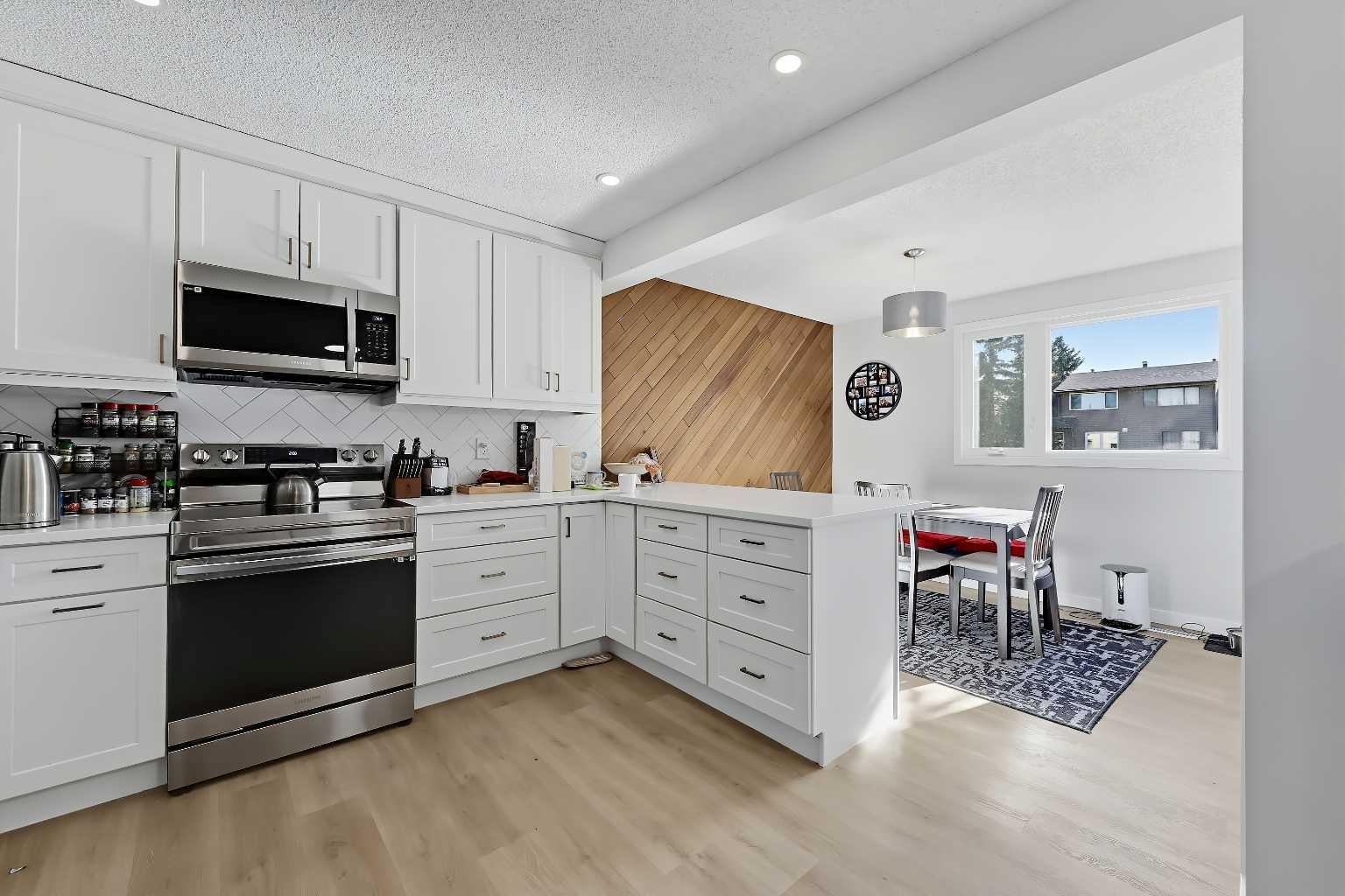 302 Woodvale Crescent SW