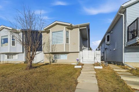 Photo of 30 Falmere Way NE, Calgary, AB T3J 2Z1 (MLS # A2278596)