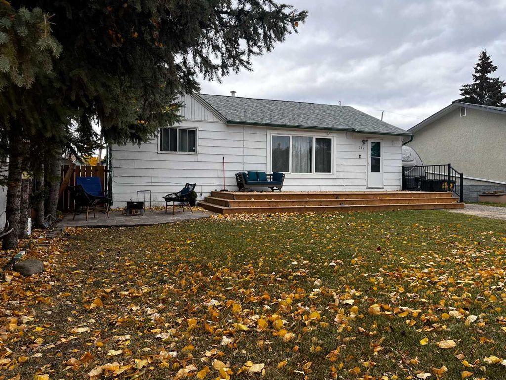 Photo of 712 3 Avenue NW, Slave Lake, AB T0G 2A1 (MLS # A2265158)