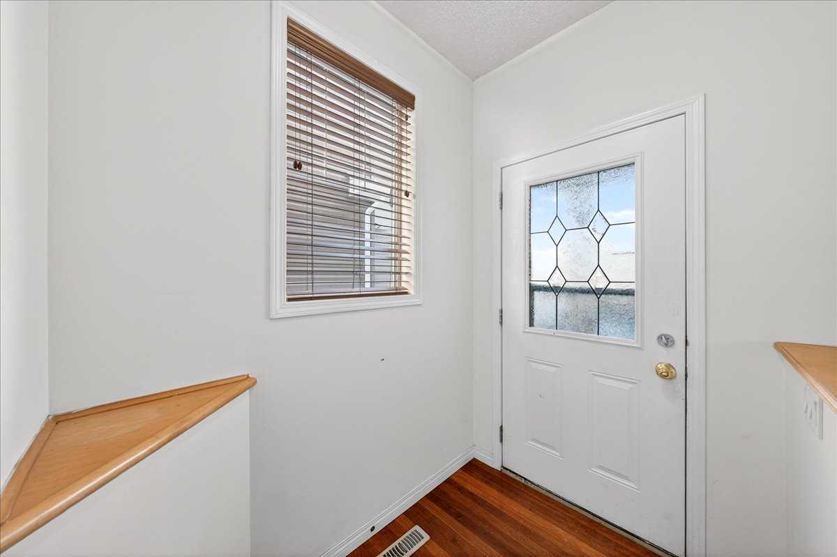 34 Saddlecrest Crescent NE