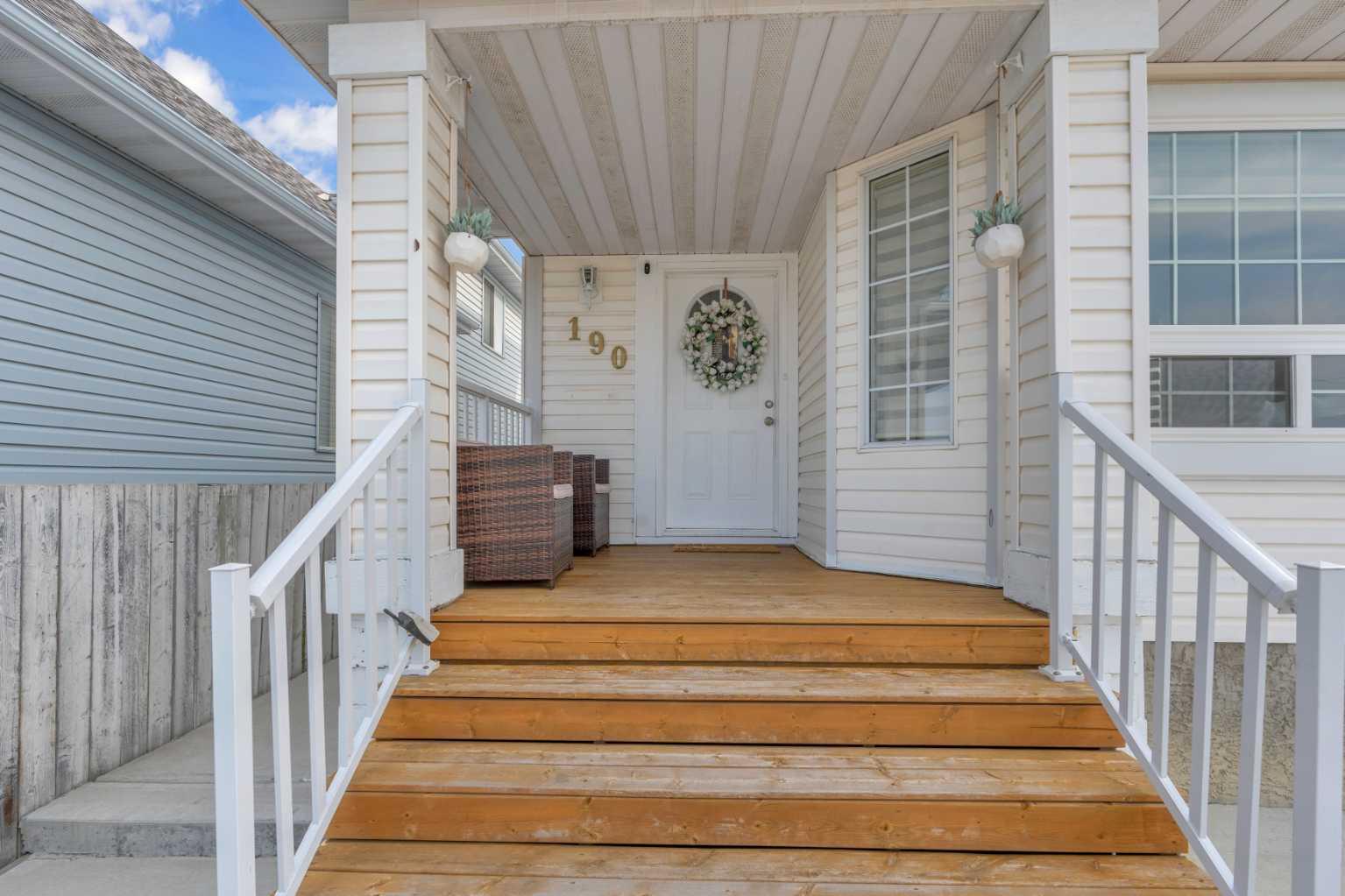 190 Costa Mesa Close NE