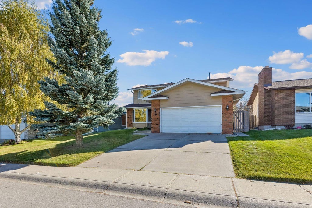 Photo of 19 Woodbrook Road SW, Calgary, AB T2W 4M5 (MLS # A2351285)