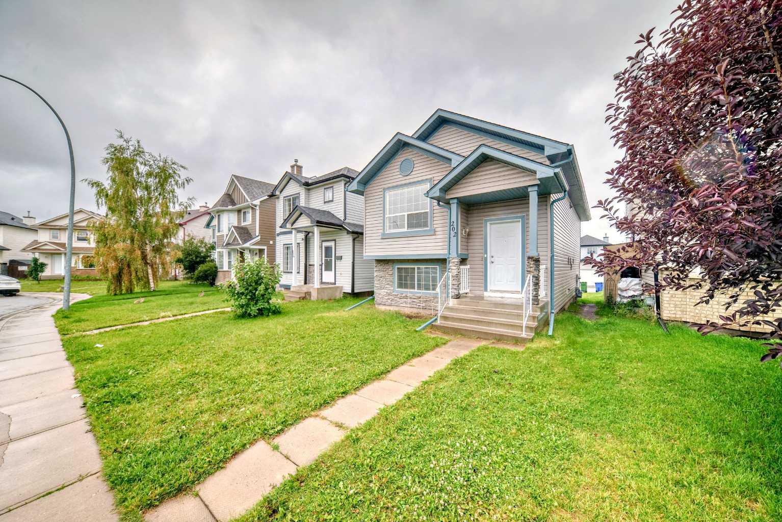 202 Saddlemead Green NE