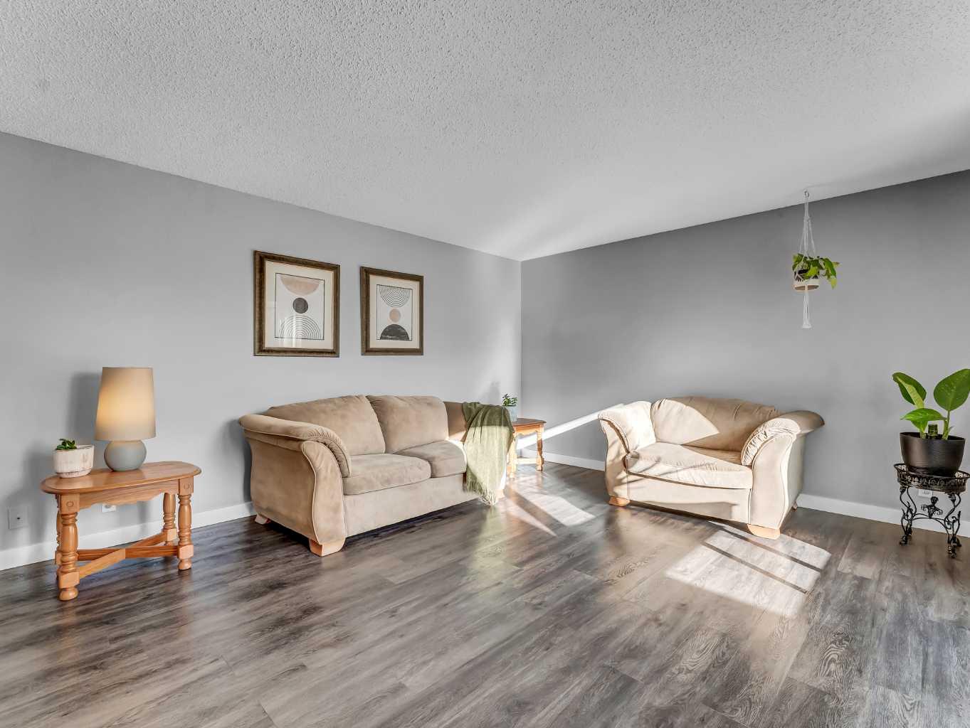 114 Centennial Park Crescent E