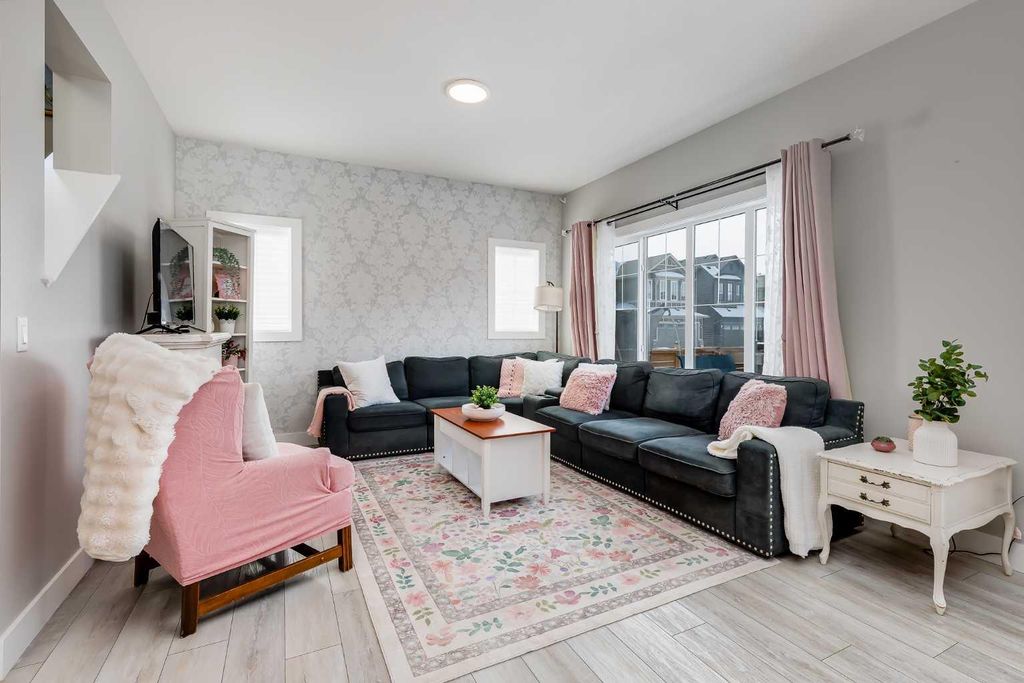 Photo of 1260 Chinook Gate Bay SW, Airdrie, AB T4B 5J2 (MLS # A2286771)