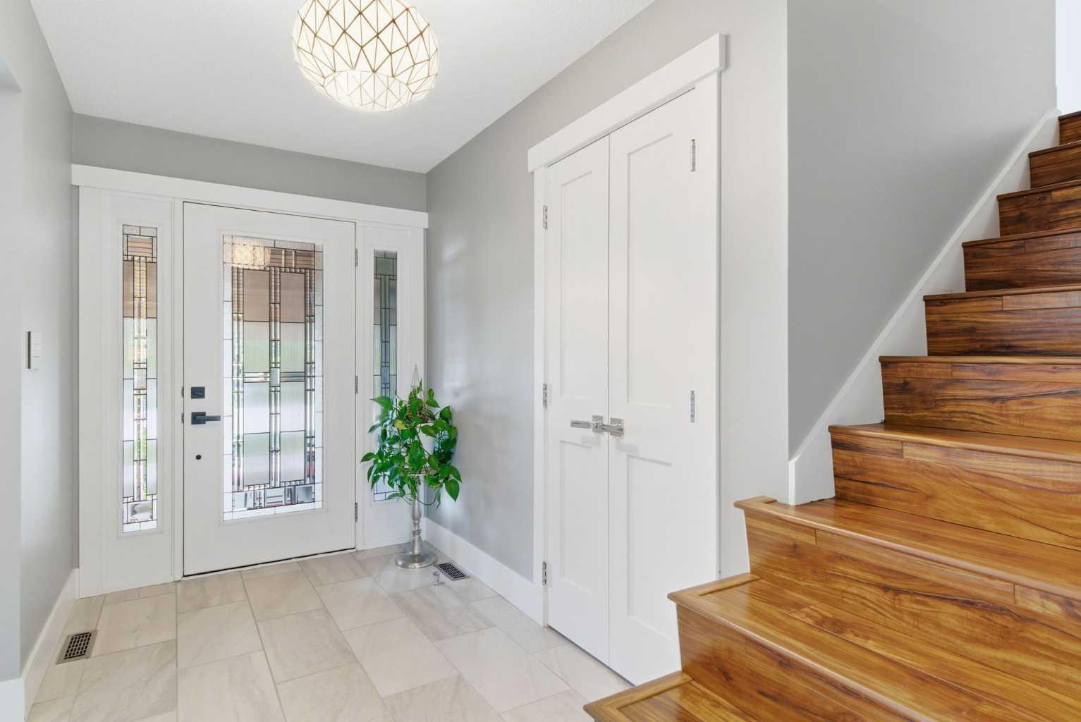 423 Lake Simcoe Crescent SE