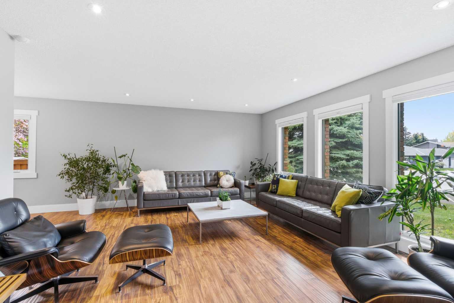 423 Lake Simcoe Crescent SE