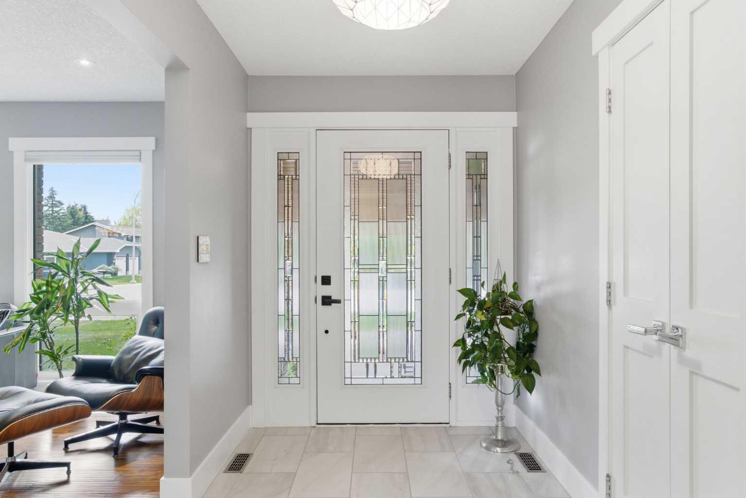 423 Lake Simcoe Crescent SE