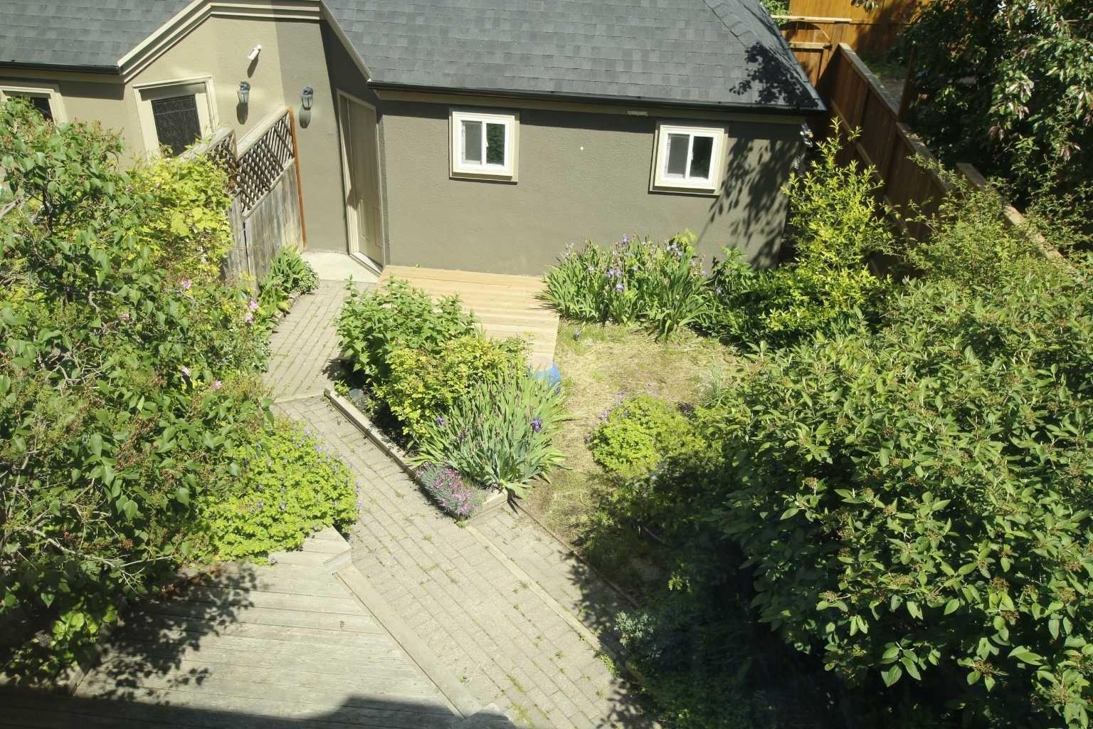 216 4 Avenue NE