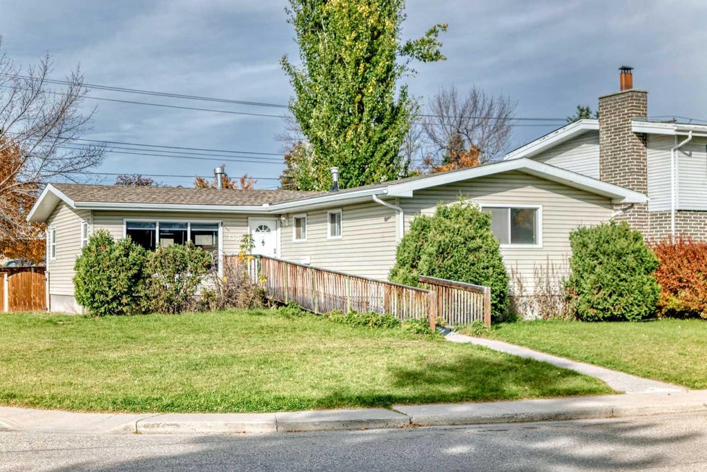 Photo of 1304 107 Avenue SW, Calgary, AB T2W 0B9 (MLS # A2350794)