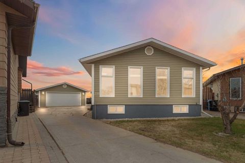 Photo of 233 GLADSTONE Bay, Fort McMurray, AB T9K 1S3 (MLS # A2313755)