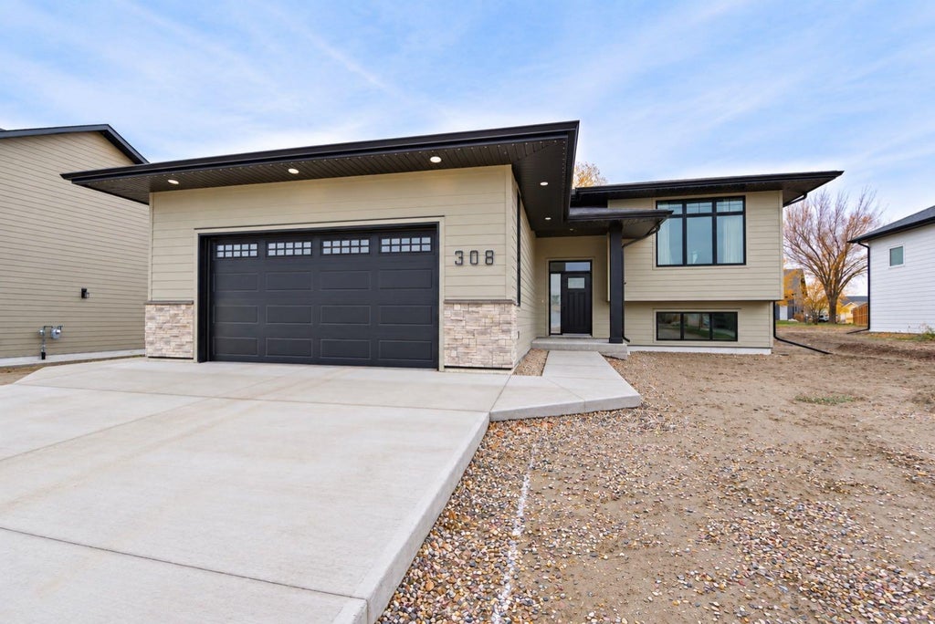 Photo of 308 10 Avenue W, Barnwell, AB T0K 0B0 (MLS # A2355614)
