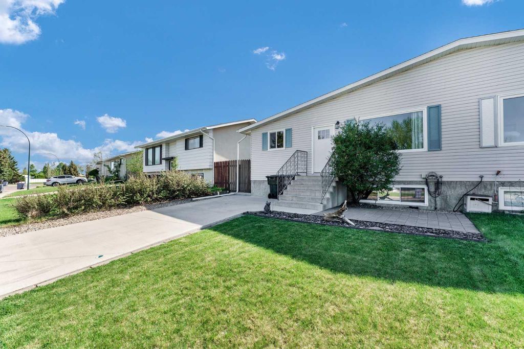 Photo of 353 Ross Glen Drive SE, Medicine Hat, AB T1B 1Y3 (MLS # A2314851)