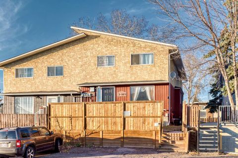 Photo of 103 Pinehill Place NE #3, Calgary, AB T1Y 2L8 (MLS # A2266893) Photo of 103 Pinehill Place NE #3, Calgary, AB T1Y 2L8 (MLS # A2266893)