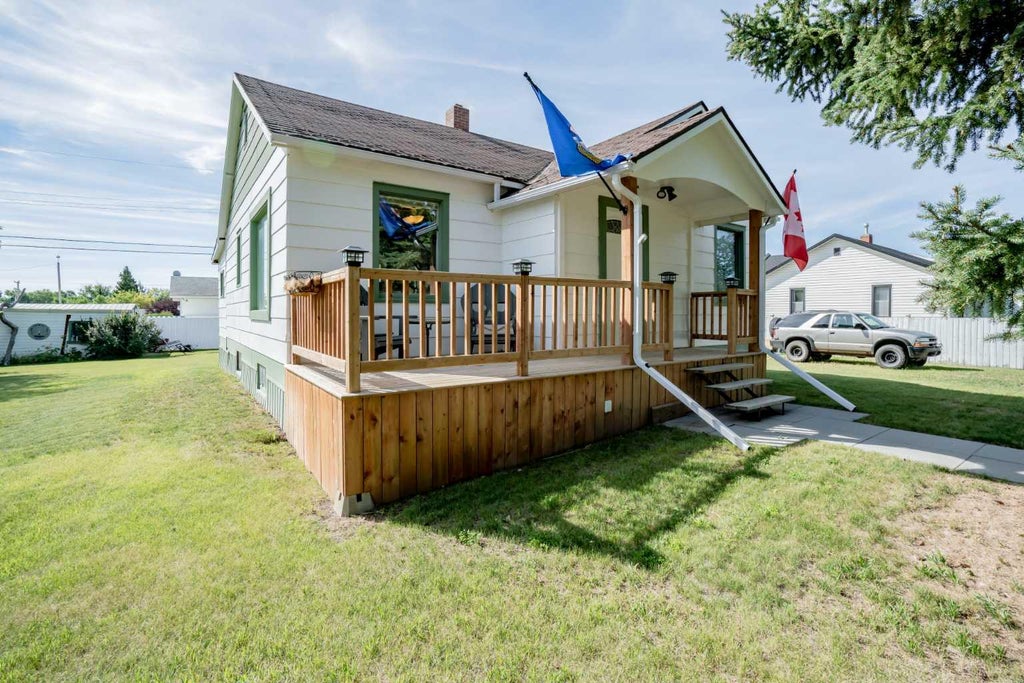 Photo of 4903 53 ave, Grimshaw, AB T0H 1W0 (MLS # A2332530)