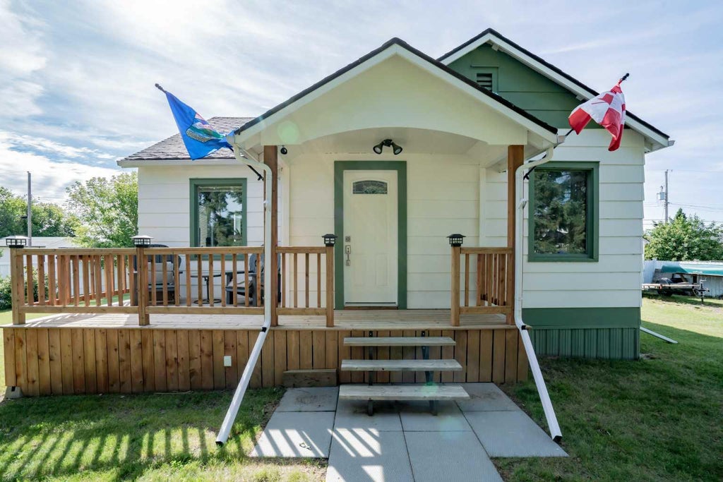 Photo of 4903 53 ave, Grimshaw, AB T0H 1W0 (MLS # A2332530)