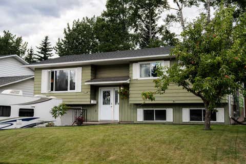 Photo of 402 Mountain Street, Hinton, AB T7V 1K6 (MLS # A2333940)