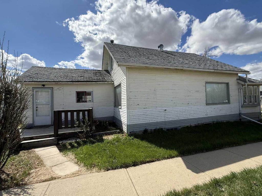 Photo of 113 5 Avenue E, Hanna, AB T0J 1P0 (MLS # A2310278)