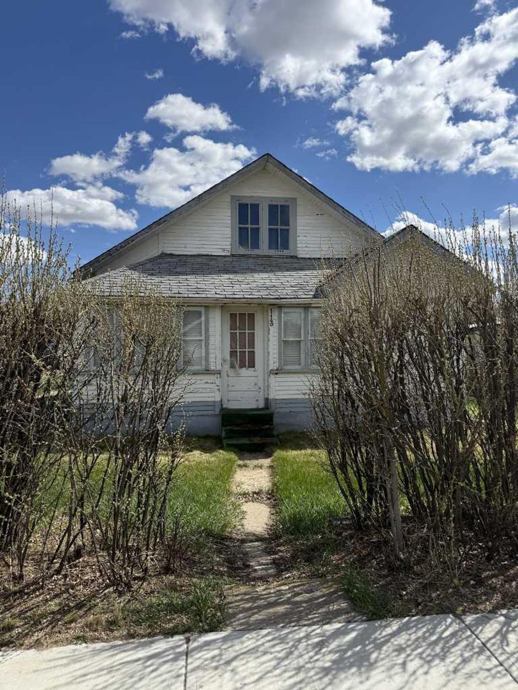 Photo of 113 5 Avenue E, Hanna, AB T0J 1P0 (MLS # A2310278)
