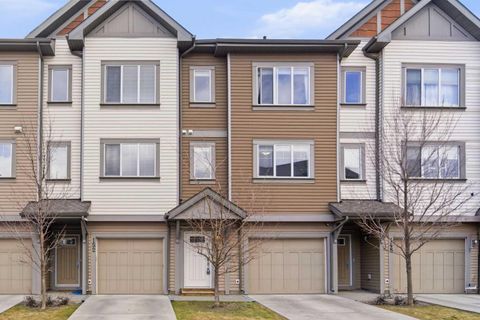 Photo of 150 Copperpond Villas SE, Calgary, AB T2Z 5B8 (MLS # A2304949)