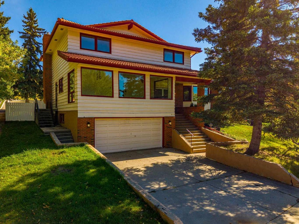 Photo of 940 Edgemont Road NW, Calgary, AB T3A 2J3 (MLS # A2346718)