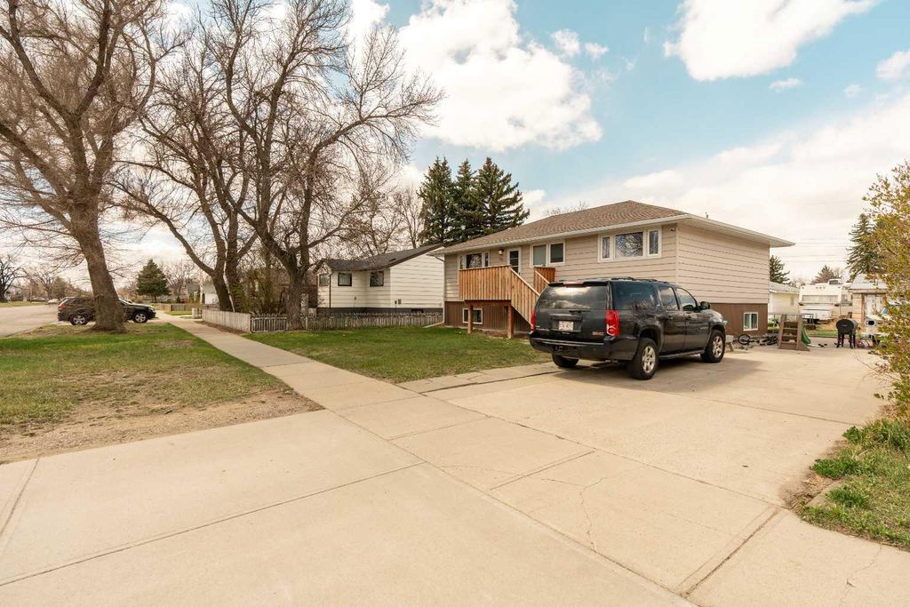 Photo of 5816 52 Street, Taber, AB T1G 1K7 (MLS # A2306853)