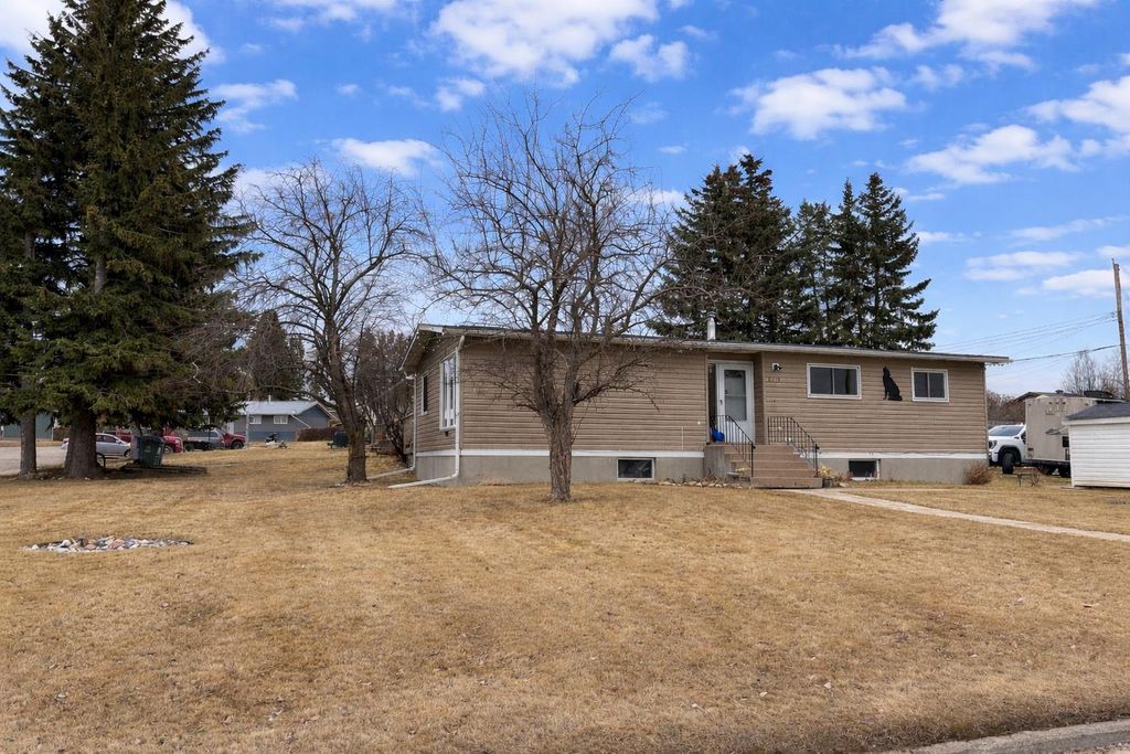 Photo of 5336 52 Street Close, Rocky Mountain House, AB T4T 1G9 (MLS # A2308518)