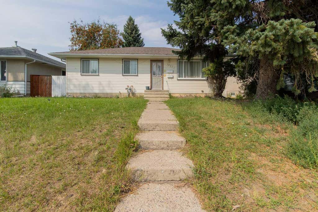 Photo of 1827 16 Avenue S, Lethbridge, AB T1K 0Z3 (MLS # A2338379)