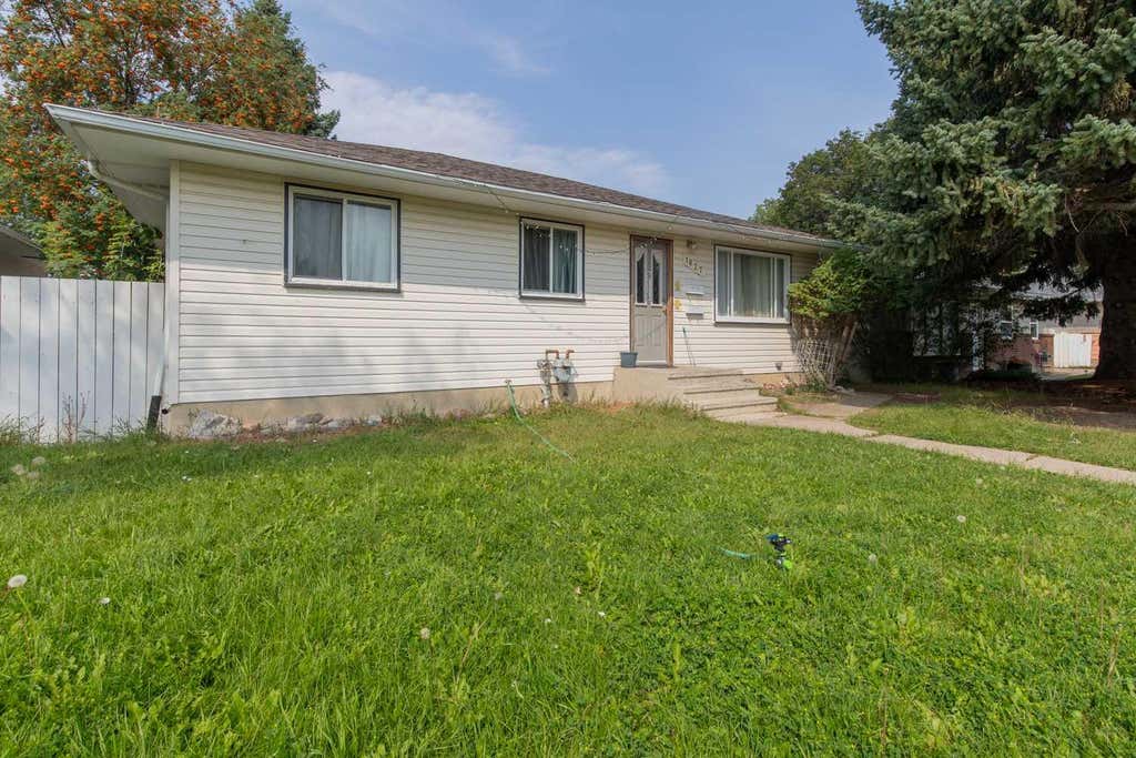 Photo of 1827 16 Avenue S, Lethbridge, AB T1K 0Z3 (MLS # A2338379)