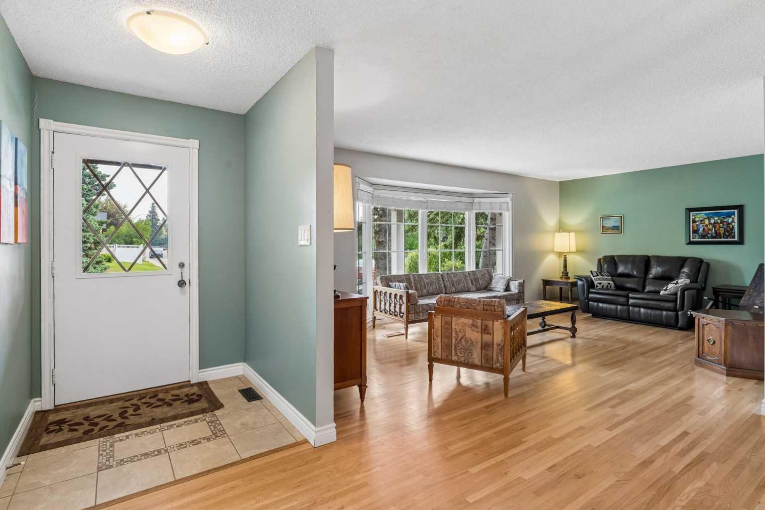 856 Lake Twintree Crescent SE