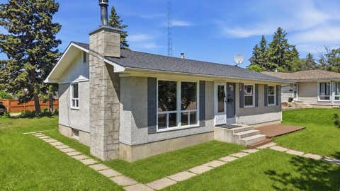 Photo of 6 Onlsow Square, Red Deer, AB T4N 5C6 (MLS # A2326471)