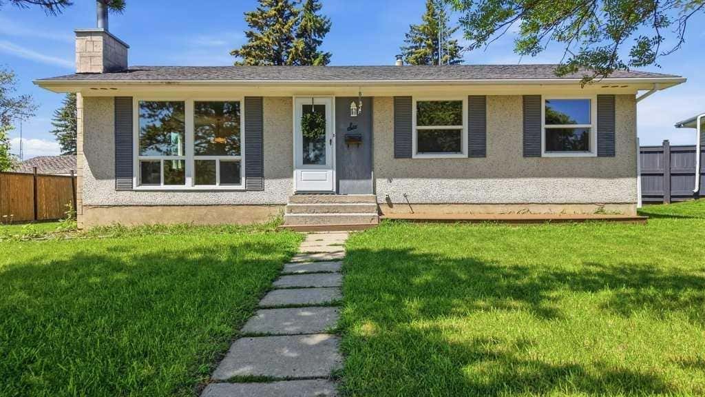 Photo of 6 Onlsow Square, Red Deer, AB T4N 5C6 (MLS # A2326471)