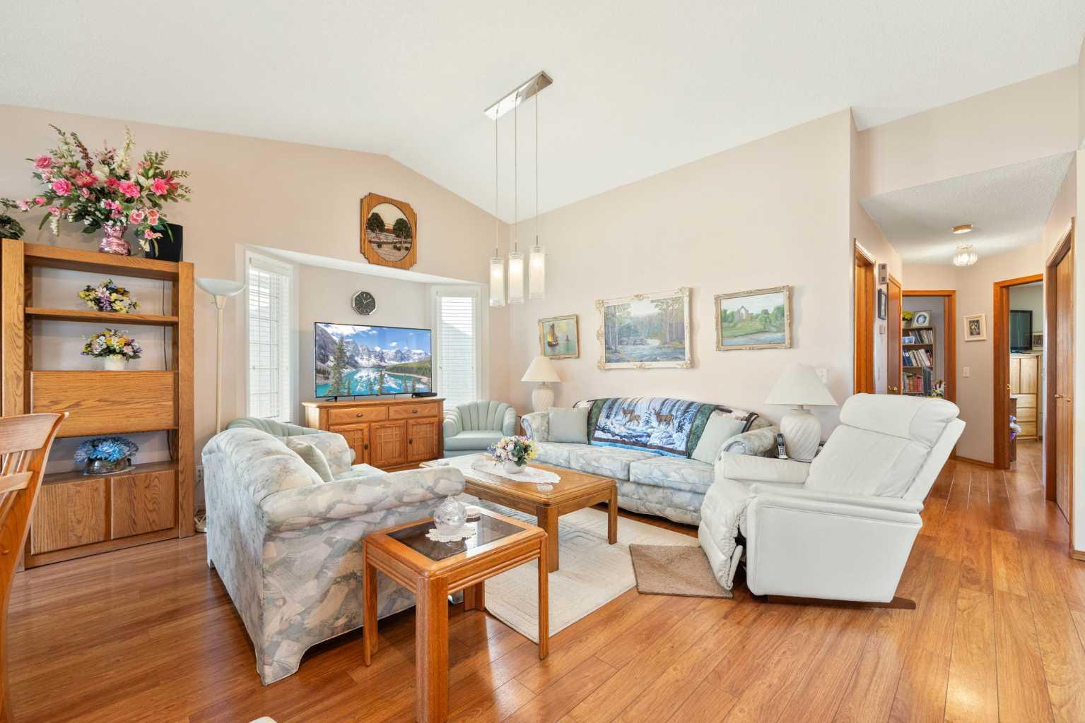 217 Arbour Cliff Close NW