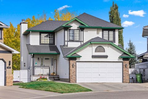 435 Douglas Ridge Mews SE Calgary AB T2Z 2M4