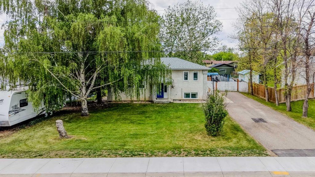Photo of 124 N 2 Street E, Magrath, AB T0K 1J0 (MLS # A2311008)